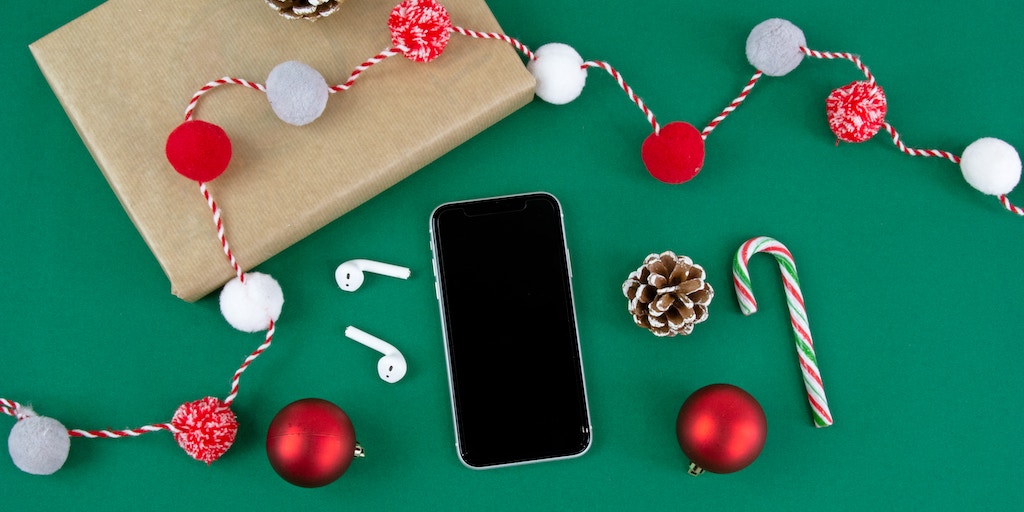 holiday decor with a phone in the center